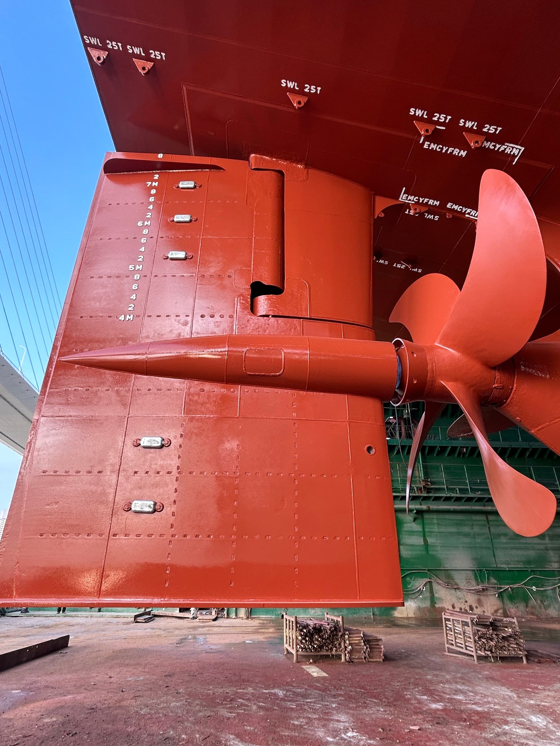 Vessel stern fitted with a rudder bulb, in drydock