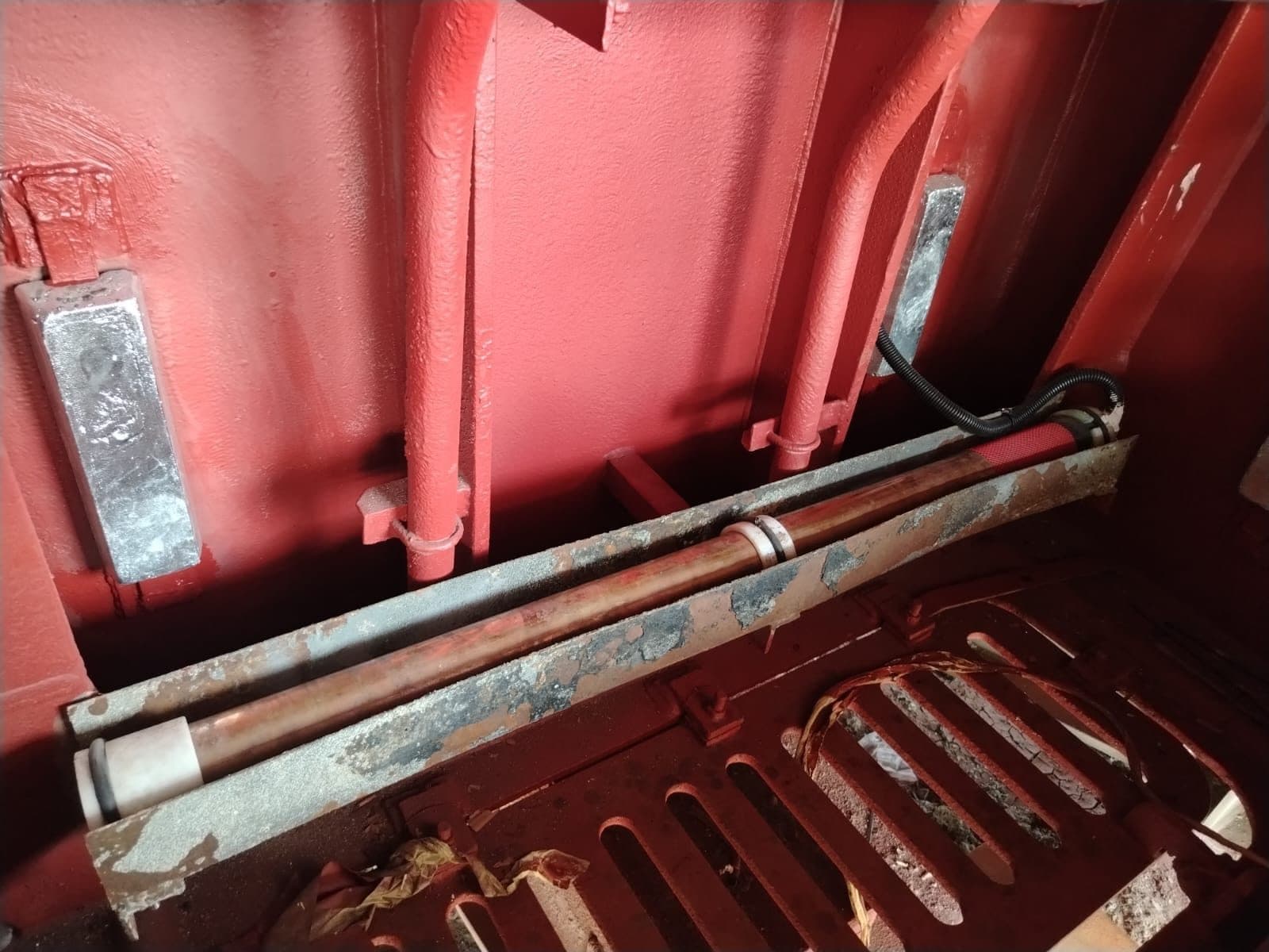 Sea-chest with installed electrodes